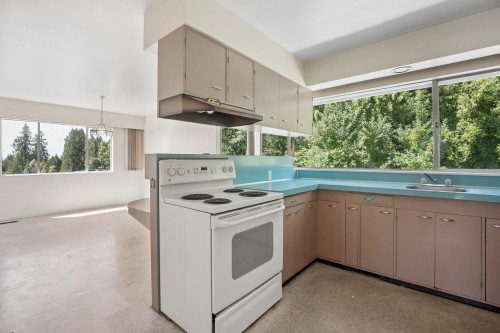 1768 Ottawa Place, West Vancouver, BC - Indoor Photo Showing Kitchen