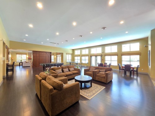 312-9299 Tomicki Avenue, Richmond, BC - Indoor Photo Showing Living Room