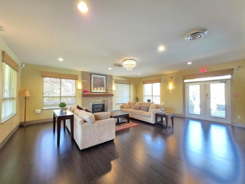 312-9299 Tomicki Avenue, Richmond, BC - Indoor Photo Showing Living Room With Fireplace