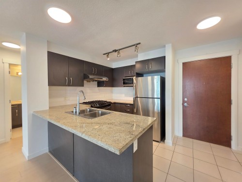 312-9299 Tomicki Avenue, Richmond, BC - Indoor Photo Showing Kitchen With Double Sink