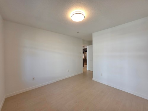 312-9299 Tomicki Avenue, Richmond, BC - Indoor Photo Showing Other Room