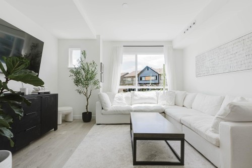 40-4375 Cormorant Way, Tsawwassen, BC - Indoor Photo Showing Living Room