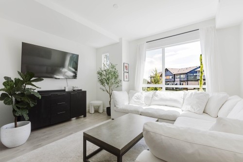 40-4375 Cormorant Way, Tsawwassen, BC - Indoor Photo Showing Living Room