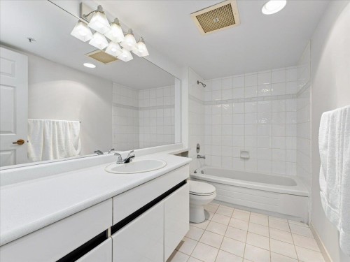 702-328 Clarkson Street, New Westminster, BC - Indoor Photo Showing Bathroom