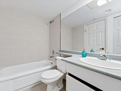 702-328 Clarkson Street, New Westminster, BC - Indoor Photo Showing Bathroom