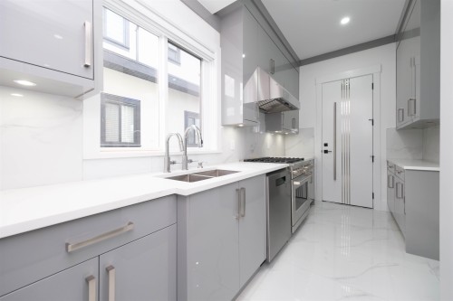 1100 Como Lake Avenue, Coquitlam, BC - Indoor Photo Showing Kitchen With Double Sink With Upgraded Kitchen