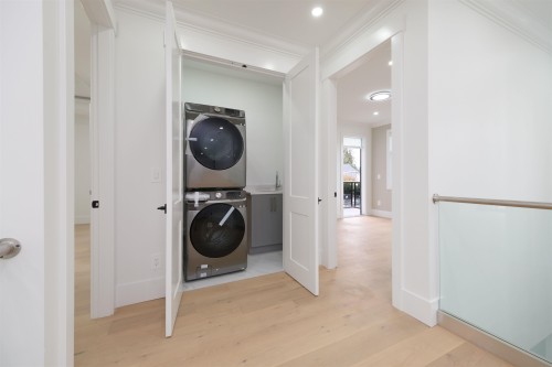 1100 Como Lake Avenue, Coquitlam, BC - Indoor Photo Showing Laundry Room