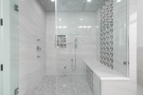 1100 Como Lake Avenue, Coquitlam, BC - Indoor Photo Showing Bathroom