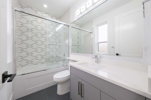 1100 Como Lake Avenue, Coquitlam, BC - Indoor Photo Showing Bathroom