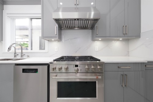 1100 Como Lake Avenue, Coquitlam, BC - Indoor Photo Showing Kitchen With Upgraded Kitchen