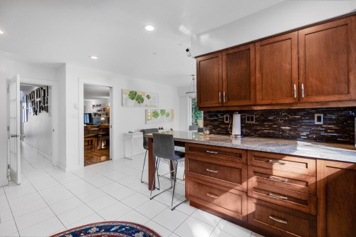 815 29Th Street E, North Vancouver, BC - Indoor Photo Showing Kitchen