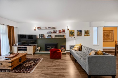 815 29Th Street E, North Vancouver, BC - Indoor Photo Showing Living Room With Fireplace