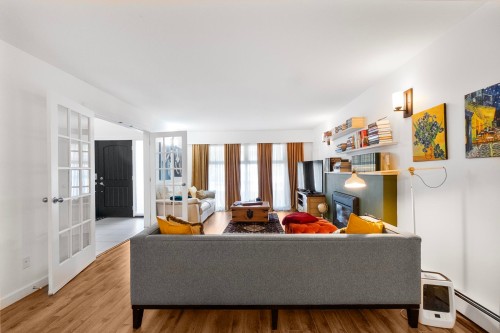 815 29Th Street E, North Vancouver, BC - Indoor Photo Showing Living Room