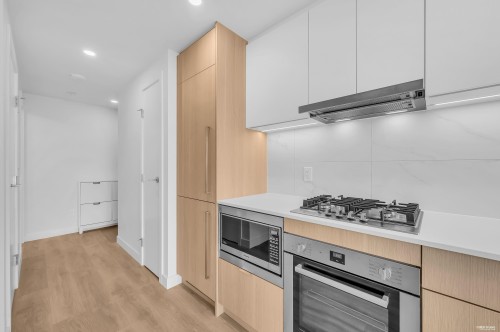 910-318 Alderson Avenue, Coquitlam, BC - Indoor Photo Showing Kitchen With Upgraded Kitchen
