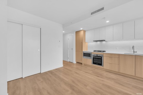 910-318 Alderson Avenue, Coquitlam, BC - Indoor Photo Showing Kitchen