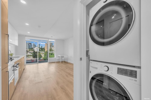 910-318 Alderson Avenue, Coquitlam, BC - Indoor Photo Showing Laundry Room