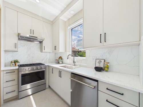 2-6512 Grant Street, Burnaby, BC - Indoor Photo Showing Kitchen With Upgraded Kitchen