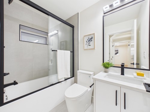 2-6512 Grant Street, Burnaby, BC - Indoor Photo Showing Bathroom