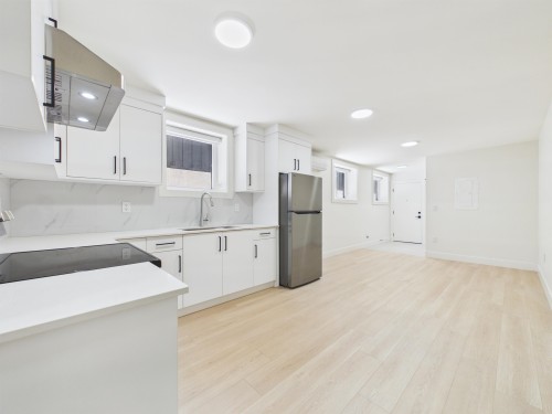 2-6512 Grant Street, Burnaby, BC - Indoor Photo Showing Kitchen