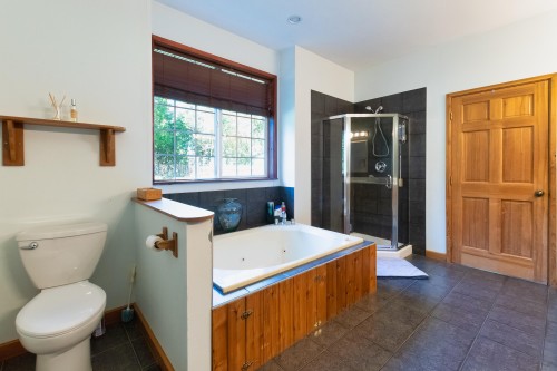 6979 Sechelt Inlet Road, Sechelt, BC - Indoor Photo Showing Bathroom