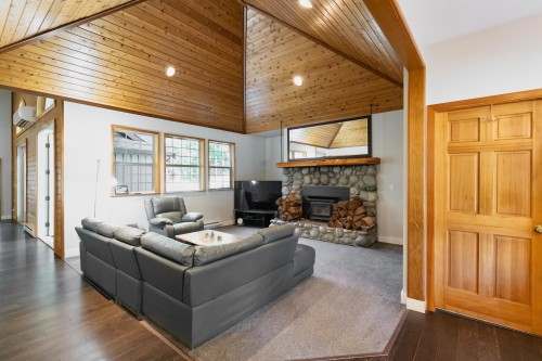 6979 Sechelt Inlet Road, Sechelt, BC - Indoor Photo Showing Living Room With Fireplace