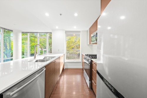601-7371 Westminster Highway, Richmond, BC - Indoor Photo Showing Kitchen With Double Sink With Upgraded Kitchen