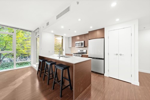 601-7371 Westminster Highway, Richmond, BC - Indoor Photo Showing Kitchen With Double Sink
