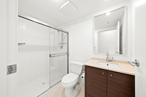601-7371 Westminster Highway, Richmond, BC - Indoor Photo Showing Bathroom
