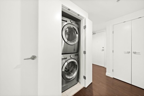 601-7371 Westminster Highway, Richmond, BC - Indoor Photo Showing Laundry Room