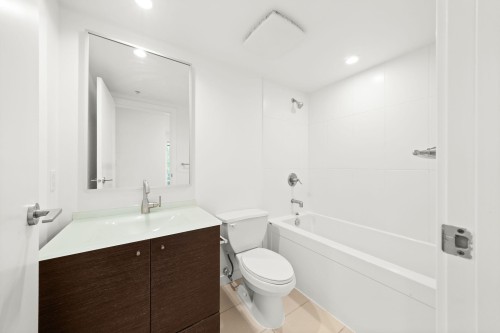 601-7371 Westminster Highway, Richmond, BC - Indoor Photo Showing Bathroom