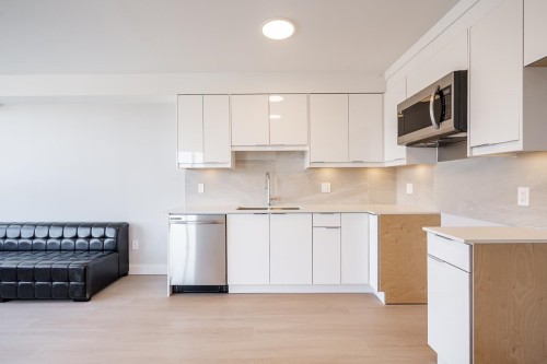 307-3050 Kingsway, Vancouver, BC - Indoor Photo Showing Kitchen With Double Sink