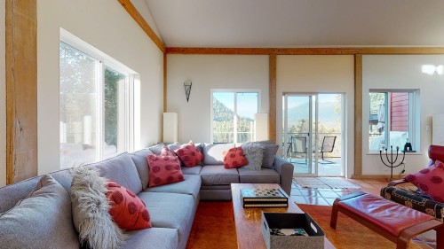 12899 Sunshine Coast Highway, Madeira Park, BC - Indoor Photo Showing Living Room