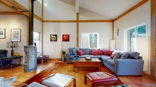 12899 Sunshine Coast Highway, Madeira Park, BC - Indoor Photo Showing Living Room