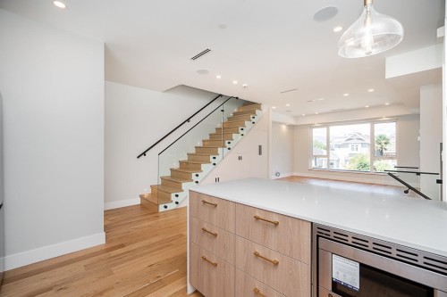 1-676 22Nd Avenue E, Vancouver, BC - Indoor