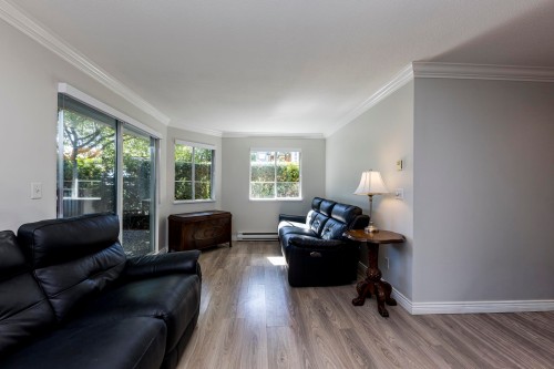 7-249 4Th Street E, North Vancouver, BC - Indoor Photo Showing Living Room