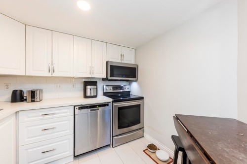 7-249 4Th Street E, North Vancouver, BC - Indoor Photo Showing Kitchen