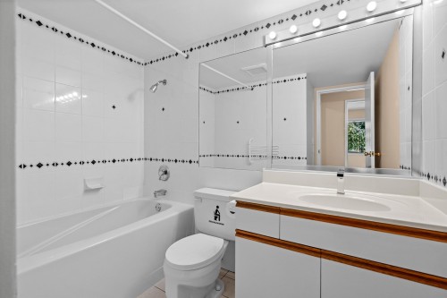 304-7200 Lindsay Road, Richmond, BC - Indoor Photo Showing Bathroom