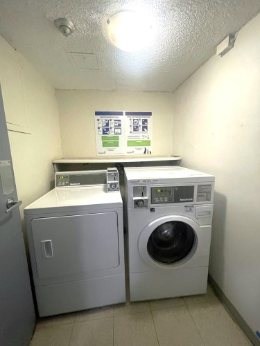304-7200 Lindsay Road, Richmond, BC - Indoor Photo Showing Laundry Room