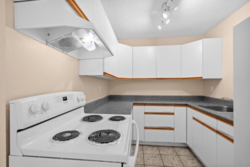 304-7200 Lindsay Road, Richmond, BC - Indoor Photo Showing Kitchen