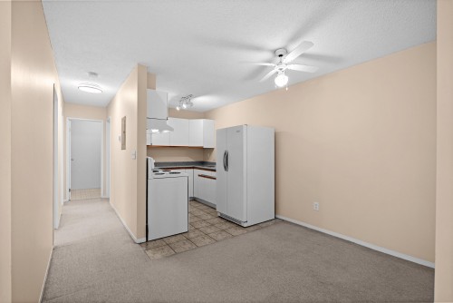 304-7200 Lindsay Road, Richmond, BC - Indoor Photo Showing Kitchen