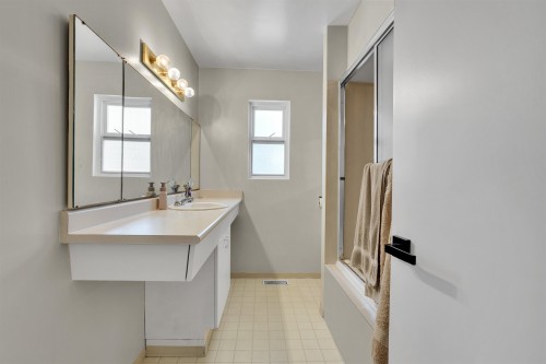 692 Blue Mountain Street, Coquitlam, BC - Indoor Photo Showing Bathroom