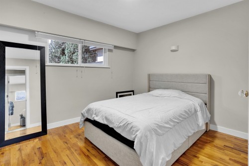 692 Blue Mountain Street, Coquitlam, BC - Indoor Photo Showing Bedroom