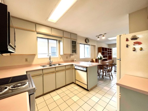 937 18Th Avenue W, Vancouver, BC - Indoor Photo Showing Kitchen With Double Sink