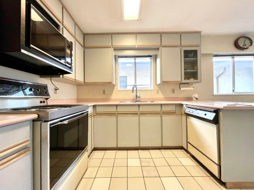 937 18Th Avenue W, Vancouver, BC - Indoor Photo Showing Kitchen