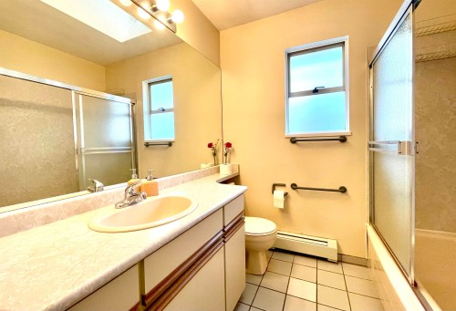 937 18Th Avenue W, Vancouver, BC - Indoor Photo Showing Bathroom