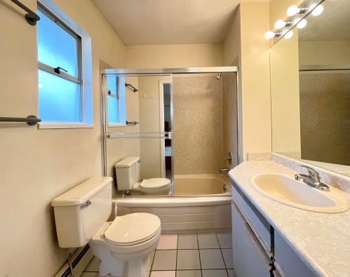 937 18Th Avenue W, Vancouver, BC - Indoor Photo Showing Bathroom