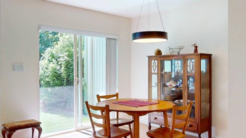 34-735 Park Road, Gibsons, BC - Indoor Photo Showing Dining Room