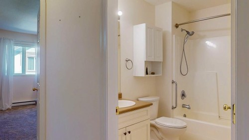34-735 Park Road, Gibsons, BC - Indoor Photo Showing Bathroom