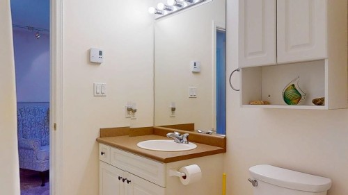 34-735 Park Road, Gibsons, BC - Indoor Photo Showing Bathroom