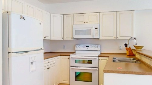 34-735 Park Road, Gibsons, BC - Indoor Photo Showing Kitchen With Double Sink